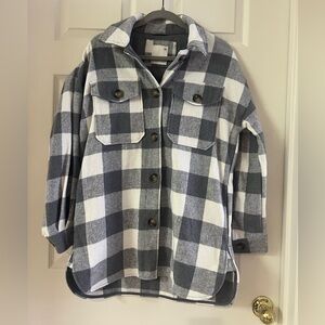 Kohl’s SO plaid Shacket. White & gray. Pockets. EUC. Size small.